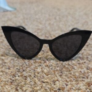 Chic Black Cat-Eye Sunglasses